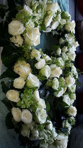 eine Acht aus weißen Rosen
