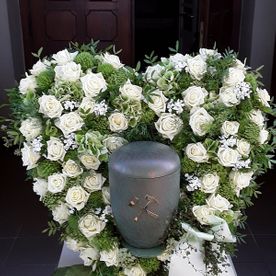 Herzkranz aus weißen Blumen mit Urne