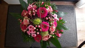 Blumenstrauß in magenta und rosa
